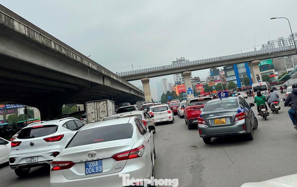 Cùng với đó, lưu lượng xe đi chậm đã diễn ra ở trung tâm nút do các xe phải đi theo vòng xuyến và sự điều tiết của các nhịp đèn tín hiệu.