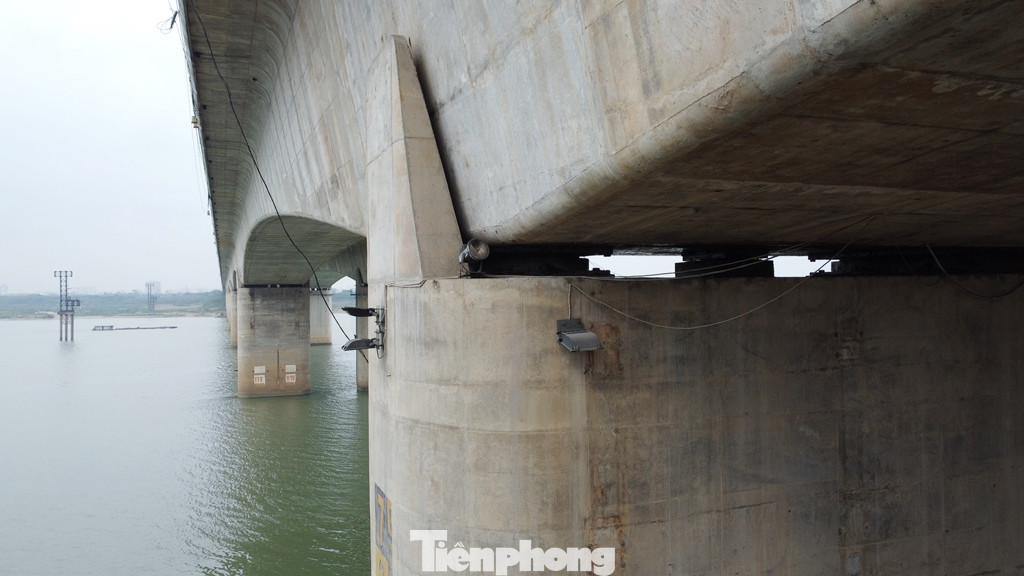 Đặc biệt cơ quan kiểm định nêu rõ: “Mố cầu tường đỉnh xuất hiện các vết nứt xiên và thẳng đứng”. Đặc biệt cơ quan kiểm định nêu rõ: “Mố cầu tường đỉnh xuất hiện các vết nứt xiên và thẳng đứng”.