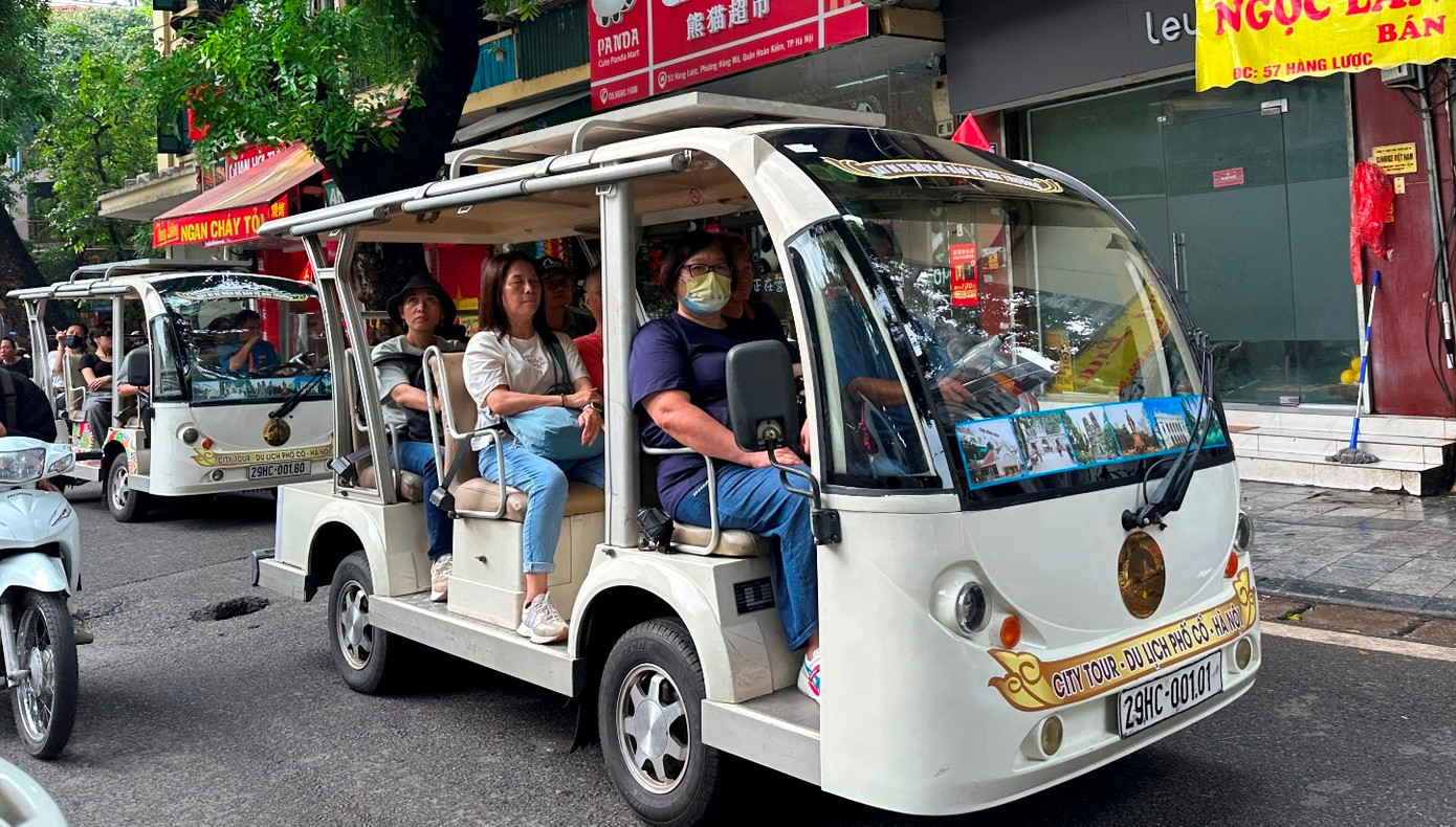 Xe điện chở khách trong khu vực phố cổ Hà Nội vẫn hoạt động trên đường sau 1/7/2025. Xe điện chở khách trong khu vực phố cổ Hà Nội vẫn hoạt động trên đường sau 1/7/2025.