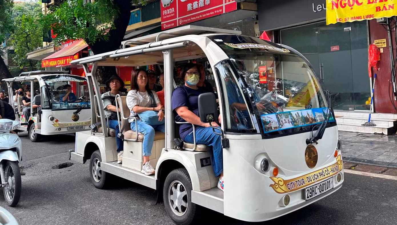 Xe điện chở khách trong khu vực phố cổ Hà Nội vẫn hoạt động trên đường sau 1/7/2025.