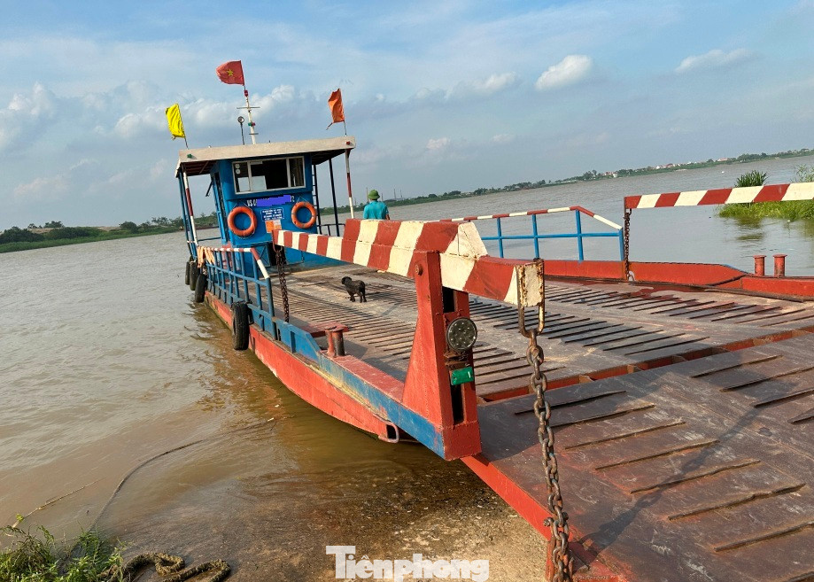 Bến phà Giáng hết phép nhưng ngày 24/6 phà vẫn dừng chờ đón khách qua sông Hồng. Bến phà Giáng hết phép nhưng ngày 24/6 phà vẫn dừng chờ đón khách qua sông Hồng.