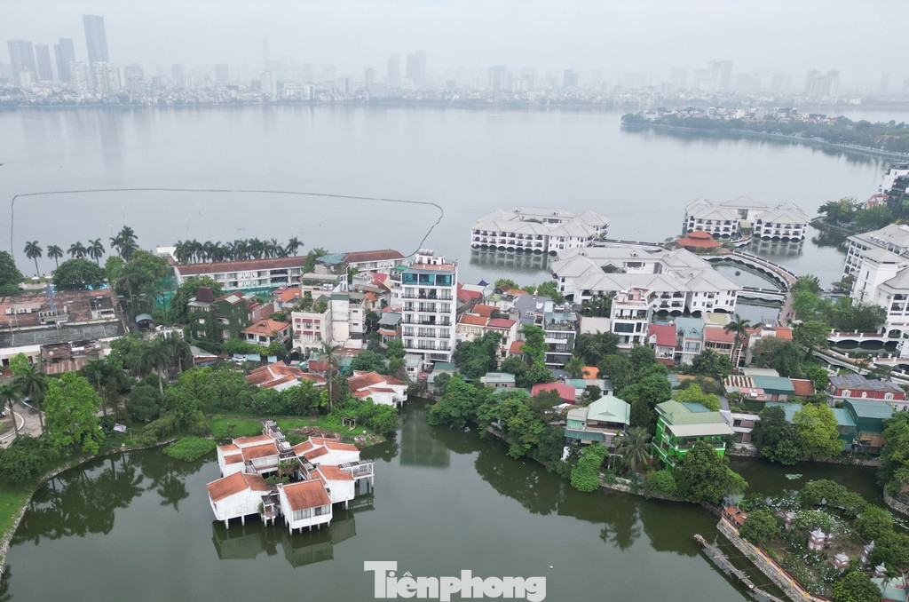 Hồ Tây. Ảnh chụp tại vị trí được đề xuất làm hầm qua hồ.