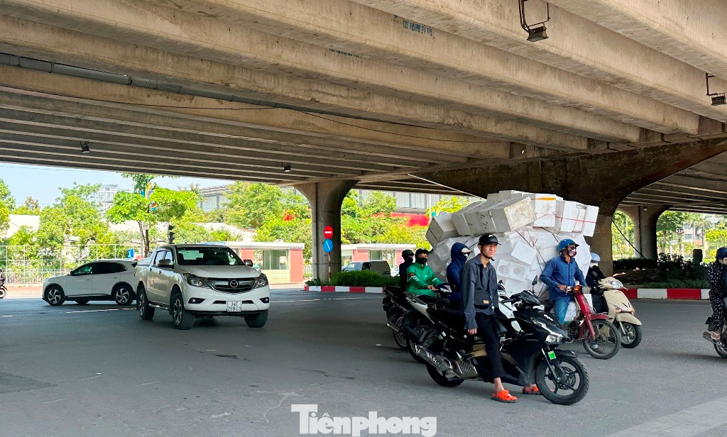 Phương án ô tô, xe máy rẽ trái, phải được vào trung tâm nút giao để đừng chờ đèn đã giảm lượng xe đứng trên đường Phạm Hùng.