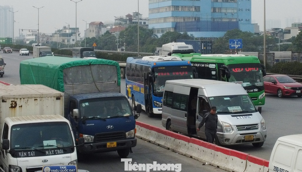 Tình trạng này làm các dòng xe đi đến đây bị dồn toa, ùn ứ và thậm chí là va chạm giao thông.