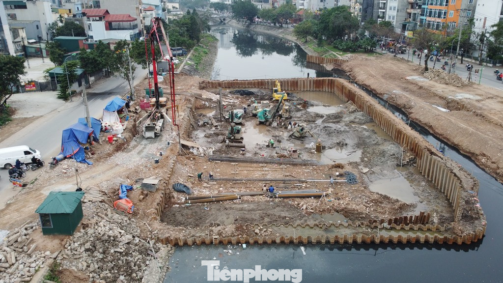 Công trường đập dâng giữ nước đang được thực hiện trên sông Tô Lịch. Ảnh: Anh Trọng Công trường đập dâng giữ nước đang được thực hiện trên sông Tô Lịch. Ảnh: Anh Trọng