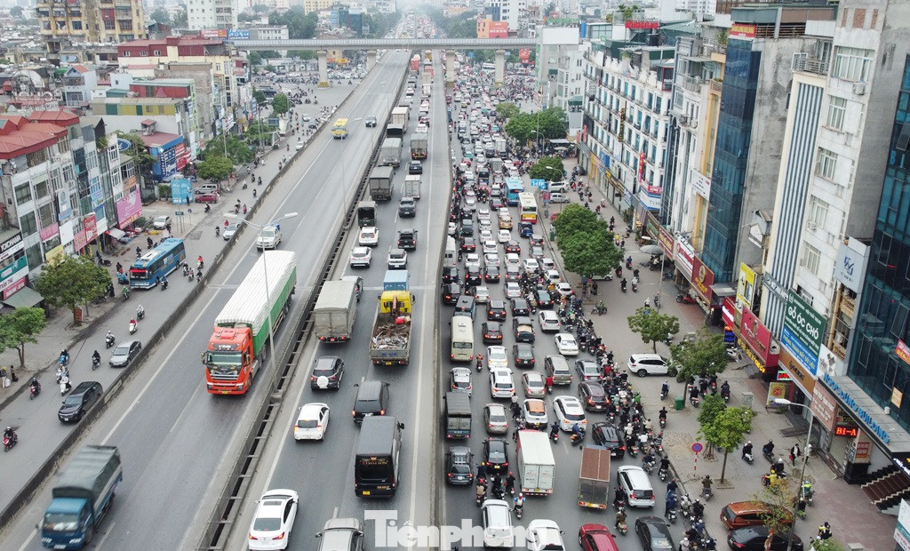 Để giảm mật độ xe, giảm ùn tắc ở đường Vành đai 3 và các nút giao có nhánh đường Vành đai 3 trên cao kết nối, Sở GTVT Hà Nội vừa đưa ra giải pháp, đang phối hợp với các đơn vị có liên quan để xây dựng phương án cấm xe tải, xe khách... lưu thông theo giờ, hoặc vào ban ngày ở đường Vành đai 3 trên cao.