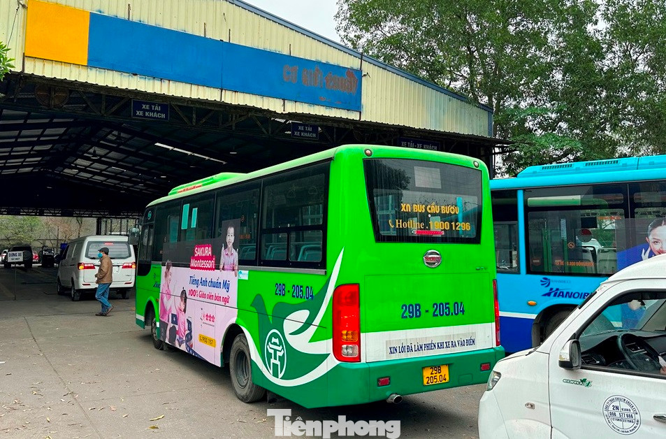 Xe ô tô kinh doanh trong đó có xe buýt xếp hàng chờ được kiểm định tại một Trung tâm đăng kiểm Hà Nội. Xe ô tô kinh doanh trong đó có xe buýt xếp hàng chờ được kiểm định tại một Trung tâm đăng kiểm Hà Nội.