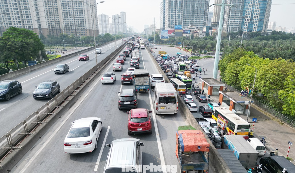 Trong sáng 13/5, chiều đường trên cao Big C về nút giao Thanh Xuân (Nguyễn Trãi) và Big C về cầu vượt Mai Dịch có từ 3 đến 5 công trường hàng rào đã được dựng lên khiến giao thông đi lại khó khăn. Trong sáng 13/5, chiều đường trên cao Big C về nút giao Thanh Xuân (Nguyễn Trãi) và Big C về cầu vượt Mai Dịch có từ 3 đến 5 công trường hàng rào đã được dựng lên khiến giao thông đi lại khó khăn.