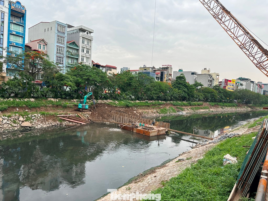 Công trường thi công ngăn đôi dòng chảy sông Tô Lịch.