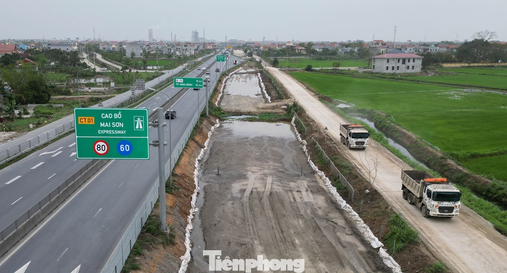 Với các đoạn đi qua đồng ruộng, hiện các đơn vị thi công đang phải dùng bao tải cát đắp bờ ngăn nước để làm móng, nền đường.