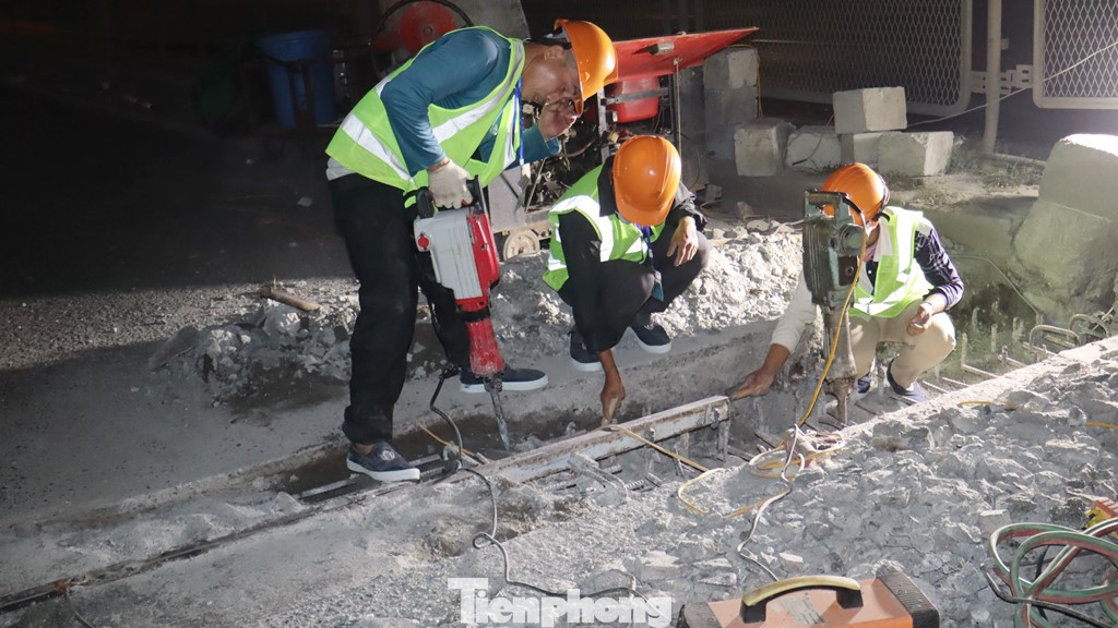 Trao đổi với PV Tiền Phong tại hiện trường thi công, ông Đỗ Quang Thái, đại diện liên danh dự án sửa chữa khe co giãn đường trên cao Vành đai 3 cho biết tuyến đường sau 13 năm đưa vào sử dụng, cộng với thời gian sử dụng dài và lượng phương tiện lớn đã khiến nhiều khe co giãn bị hư hỏng, bong bật, tạo sự không êm thuận cho các xe lưu thông...