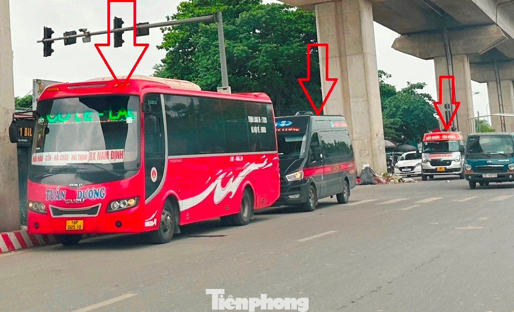 Trong khi bến hiện đại vắng xe, thì bến ngoài trục đường QL6, xe khách vẫn dừng đỗ thành hàng dài và hoạt động tấp nập ở lòng đường.