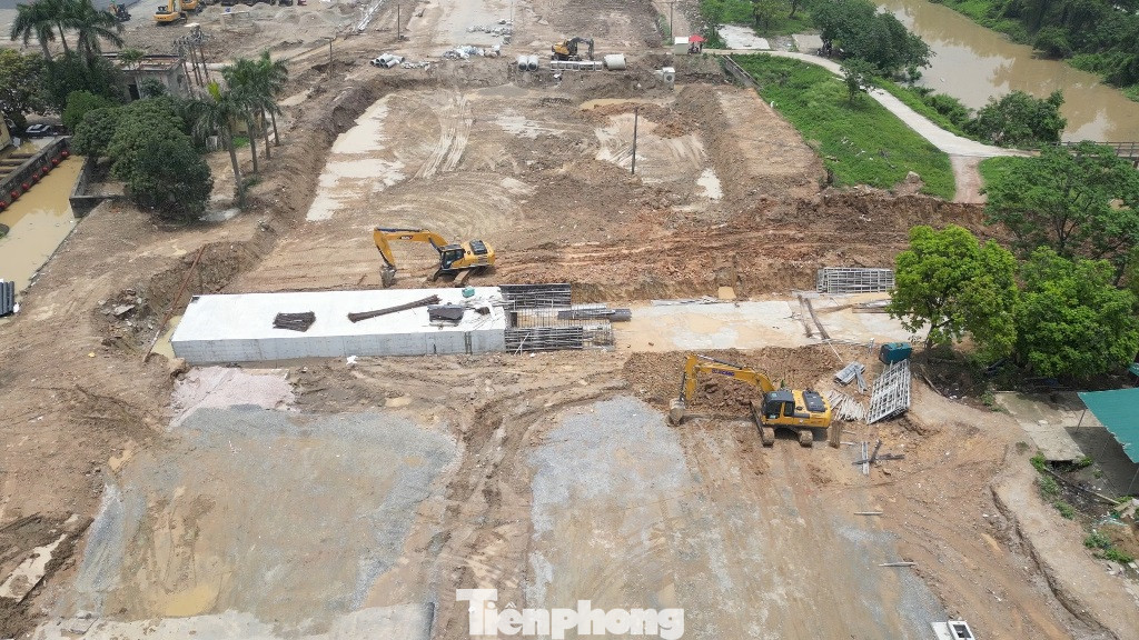 Các cầu trên đường dẫn cũng được làm song song với việc làm nền đường. Các cầu trên đường dẫn cũng được làm song song với việc làm nền đường.