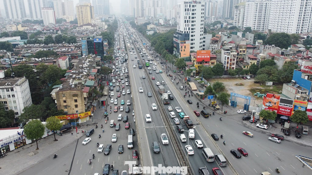 Tình trạng ùn ứ, đi lại khó khăn chỉ diễn ra ở hướng đường Khuất Duy Tiến, Nguyễn Xiển về nút do đây là đường Vành đai 3 nên mật độ giao thông đông trong giờ cao điểm.