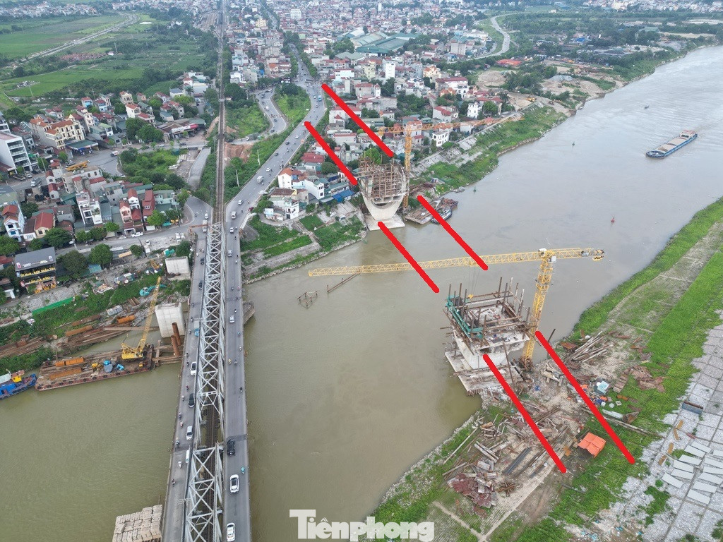 Do chưa có mặt bằng trên cạn, hiện dự án chỉ xây dựng được 2 trụ chính ở lòng sông, nhưng chưa thể đúc dầm (công nghệ đúc hẫng) để hợp long cầu.