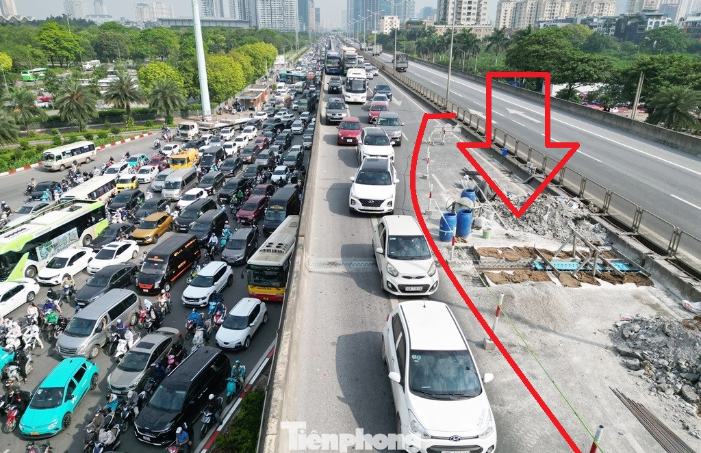 Ghi nhận ở đường trên cao Vành đai 3 trong sáng nay, tại một số đoạn, có từ 2 đến 3 hàng rào công trường đã được dựng lên, chiếm quá nửa lòng đường. Ghi nhận ở đường trên cao Vành đai 3 trong sáng nay, tại một số đoạn, có từ 2 đến 3 hàng rào công trường đã được dựng lên, chiếm quá nửa lòng đường.