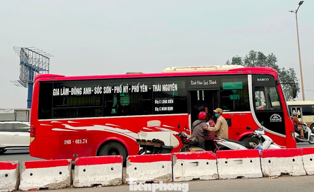 Xe khách BKS 18B-02174 chạy tuyến Nam Định - Thái Nguyên của nhà xe Xuân Hợp khi qua cầu Thanh Trì đã dừng đỗ xe ngay trên làn đường tốc độ cao để đón trả khách trong tuần qua.