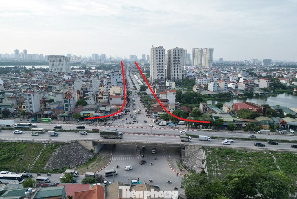 Để mở rộng đường Tam Trinh từ 15 mét (2 làn xe) lên 40m (6 làn xe), có dải phân cách giữa kết nối thông suốt đường Vành đai 2 (đường Minh Khai) và đường Vành đai 3 (đường Đỗ Mười), đầu những năm 2010, TP Hà Nội đã giao cho UBND quận Hoàng Mai thực hiện dự án mở rộng đường Tam Trinh.