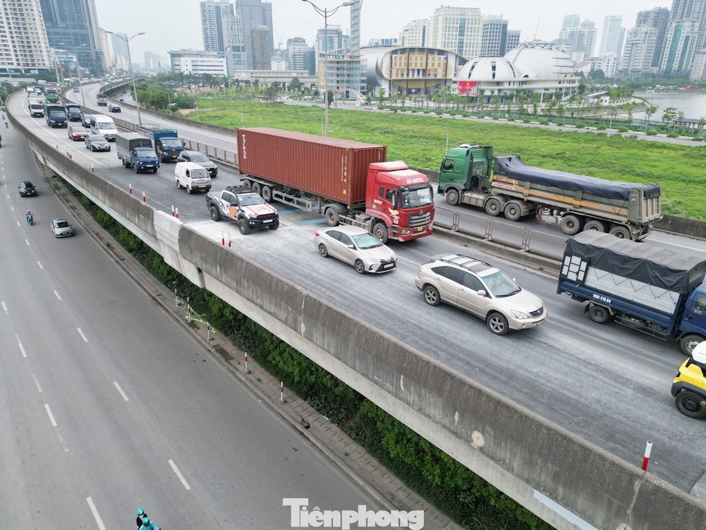 Đến 10h ngày 29/4, ùn tắc vẫn xảy ra hàng km kéo dài đến nút Mai Dịch.