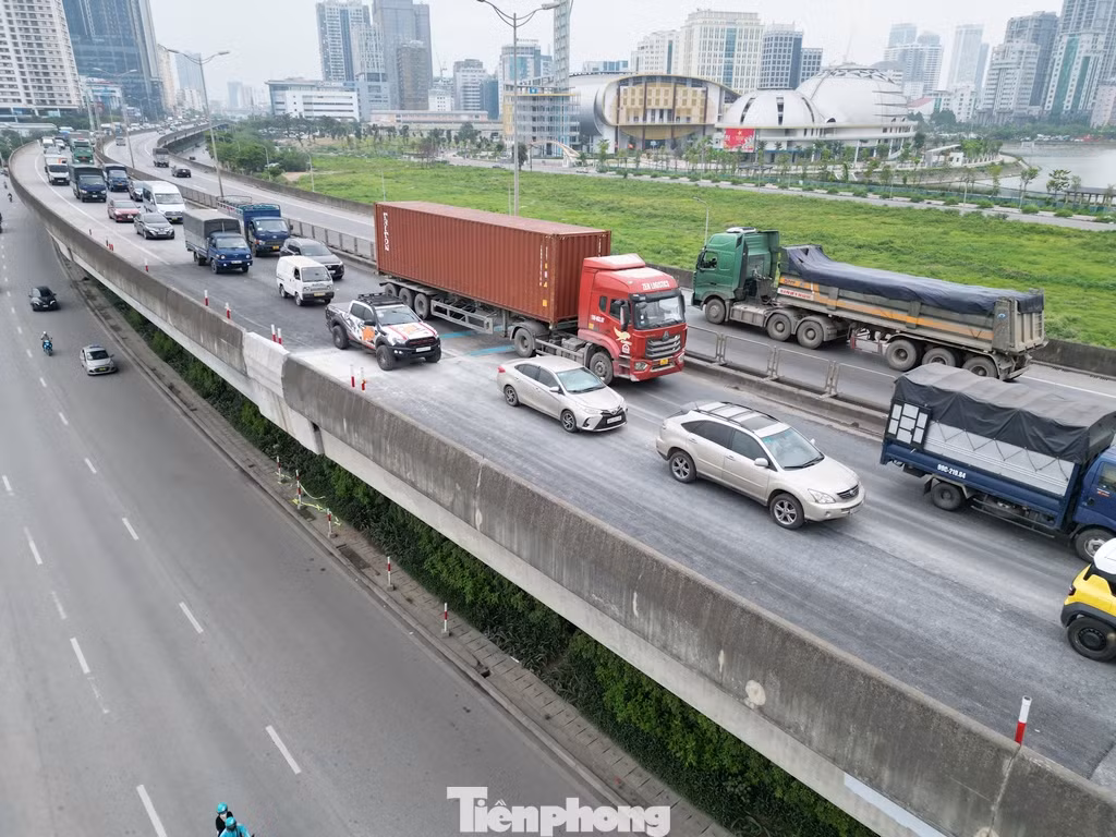Đến 10h ngày 29/4, ùn tắc vẫn xảy ra hàng km kéo dài đến nút Mai Dịch.