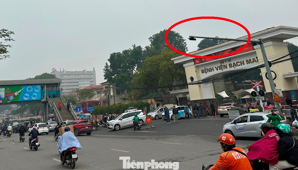 Qua thực tế 600 camera đã được lắp đặt tại 55 nút giao thông lớn, phóng viên ghi nhận có các nút giao thông vừa có camera giám sát, vừa có camera xử phạt nguội như: Giải Phóng - Đại Cồ Việt, Đại Cồ Việt – Phố Huế, Xã Đàn – Phạm Ngọc Thạch, Điện Biên Phủ - Trần Phú, Bà Triệu - Lý Thường Kiệt. Trong ảnh là camera phạt nguội được lắp đặt trên đường Giải Phóng, đoạn trước bệnh viện Bạch Mai.