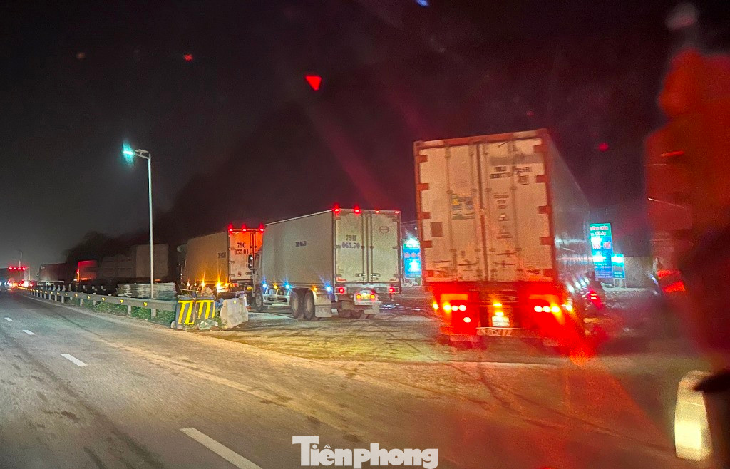 Từ ngày 9-11/3, tại trạm dừng nghỉ tạm thuộc các dự án cao tốc thành phần QL45-Nghi Sơn, Nghi Sơn - Diễn Châu đã xảy ra tình trạng trạm dừng nghỉ quá tải xe vào lưu trú.