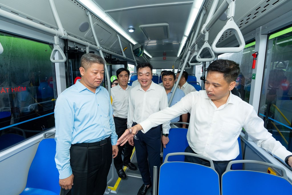 Phó Chủ tịch UBND TP Hà Nội Nguyễn Mạnh Quyền và đại biểu dự lễ khai trương lên xe buýt điện số 43 tham quan, trải nghiệm.