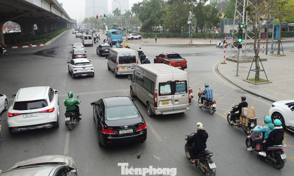 Do lưu lượng xe đông và thời gian chờ đèn đỏ lâu nên mỗi khi hết đèn xanh, lượng xe từ đường Phạm Hùng cả hai chiều muốn thông qua nút vẫn còn nhiều, khi đèn tín hiệu chuyển "pha" đỏ đã bị dồn ứ lại. Do lưu lượng xe đông và thời gian chờ đèn đỏ lâu nên mỗi khi hết đèn xanh, lượng xe từ đường Phạm Hùng cả hai chiều muốn thông qua nút vẫn còn nhiều, khi đèn tín hiệu chuyển "pha" đỏ đã bị dồn ứ lại.