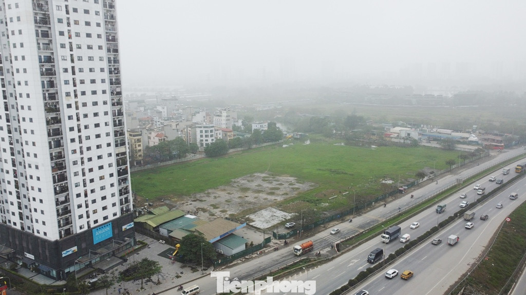 Dự án nằm trên đường Đỗ Mười (Vành đai 3) phường Yên Sở, quận Hoàng Mai thuộc nội thành Hà Nội; xung quanh dự án là khu đô thị, nhà dân đã ở sát sát nên vị trí mặt bằng được quy hoạch xây bến xe Yên Sở đang được đánh giá là đất vàng tại nội đô Hà Nội.