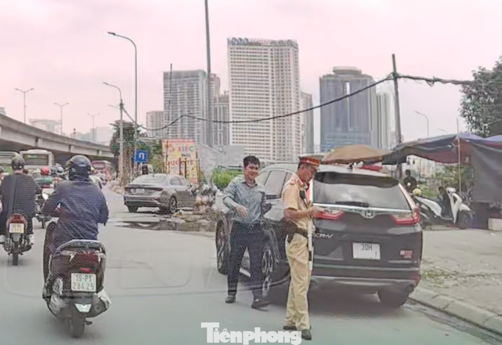 Trong sáng 30/5 phóng viên ghi nhận và quay được các hình ảnh: Trên đường Phạm Hùng đoạn từ Đình Thôn (Mỹ Đình) đi cầu vượt Mai Dịch, một số vị trí có CSGT đứng làm nhiệm vụ, nhưng thời điểm 10h30 chúng tôi thấy CSGT dừng xe ô tô cá nhân của người dân và kiểm tra giấy tờ; còn nhiều xe khách dừng đỗ, đón khách tại khu vực gần đấy không thấy được xử lý (?!). Trong sáng 30/5 phóng viên ghi nhận và quay được các hình ảnh: Trên đường Phạm Hùng đoạn từ Đình Thôn (Mỹ Đình) đi cầu vượt Mai Dịch, một số vị trí có CSGT đứng làm nhiệm vụ, nhưng thời điểm 10h30 chúng tôi thấy CSGT dừng xe ô tô cá nhân của người dân và kiểm tra giấy tờ; còn nhiều xe khách dừng đỗ, đón khách tại khu vực gần đấy không thấy được xử lý (?!).