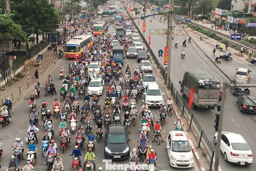 Ngoài ô tô, xe máy, hiện đường Ngọc Hồi và nút giao Ngọc Hồi - Pháp Vân - Giải Phóng còn có nhiều xe tải, xe khách, container lưu thông và thường xuyên ùn tắc kéo dài liên tục cả ngày.