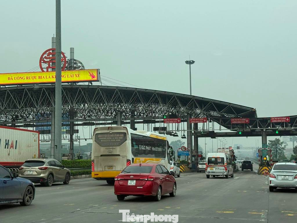 Trong ngày hôm qua và sáng nay, để qua được tuyến cao tốc chỉ 30 km nhưng nhiều người đã mất cả giờ đồng hồ.
