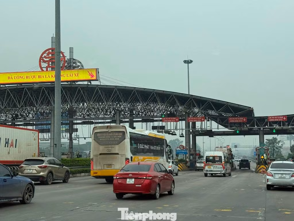 Trong ngày hôm qua và sáng nay, để qua được tuyến cao tốc chỉ 30 km nhưng nhiều người đã mất cả giờ đồng hồ.