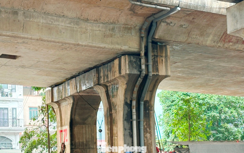 Tình trạng nứt và hở mạch liên kết ở các trụ T72 đến T74 dễ nhận biết nhất là thân trụ bị thấm nước, tường trụ luôn bị đen, mọc rêu. Tình trạng nứt và hở mạch liên kết ở các trụ T72 đến T74 dễ nhận biết nhất là thân trụ bị thấm nước, tường trụ luôn bị đen, mọc rêu.