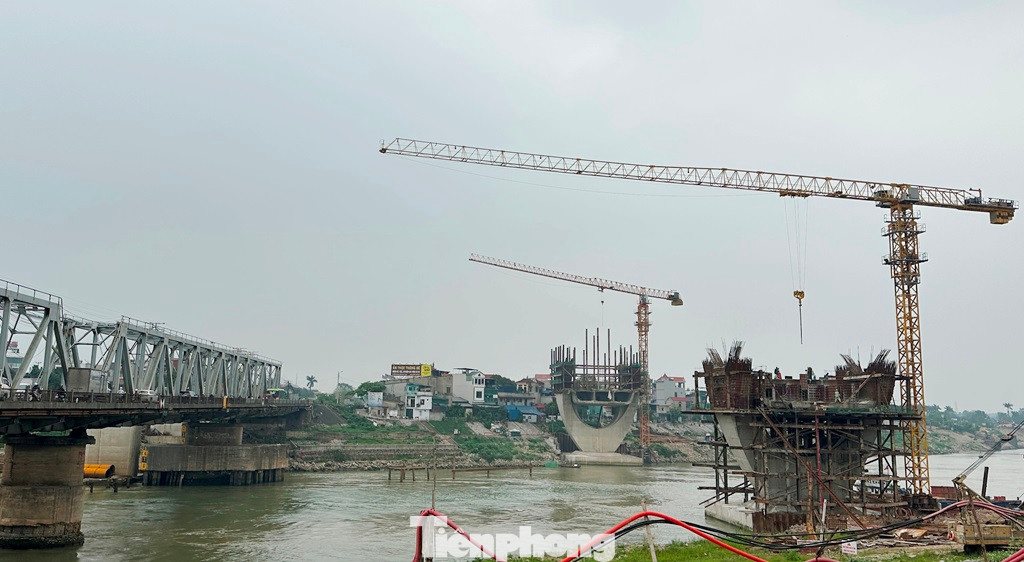 Cầu Đuống mới có nguy cơ dừng thi công vì thiếu mặt bằng sau khi làm xong 2 trụ cầu ở lòng sông. Ảnh: T.Đảng