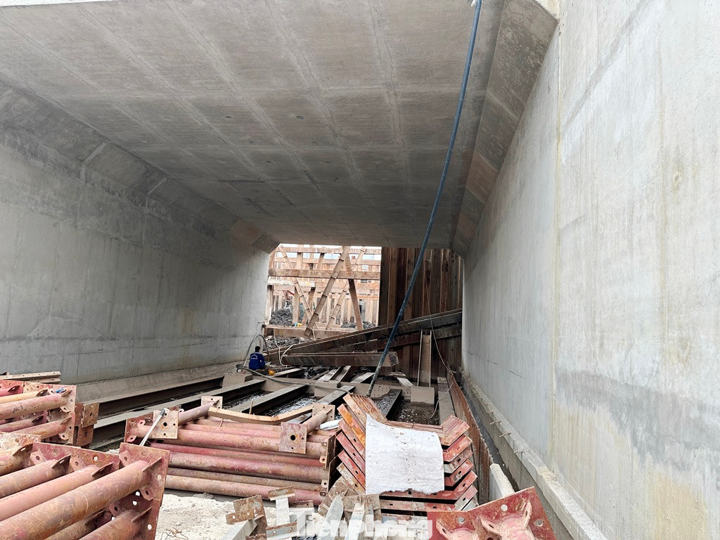 Bên trong mỗi hầm sau khi hoàn thành sẽ là 2 làn xe giúp đường Vành đai 2,5 đi ngầm qua nút giao Giải Phóng - Kim Đồng. Bên trong mỗi hầm sau khi hoàn thành sẽ là 2 làn xe giúp đường Vành đai 2,5 đi ngầm qua nút giao Giải Phóng - Kim Đồng.