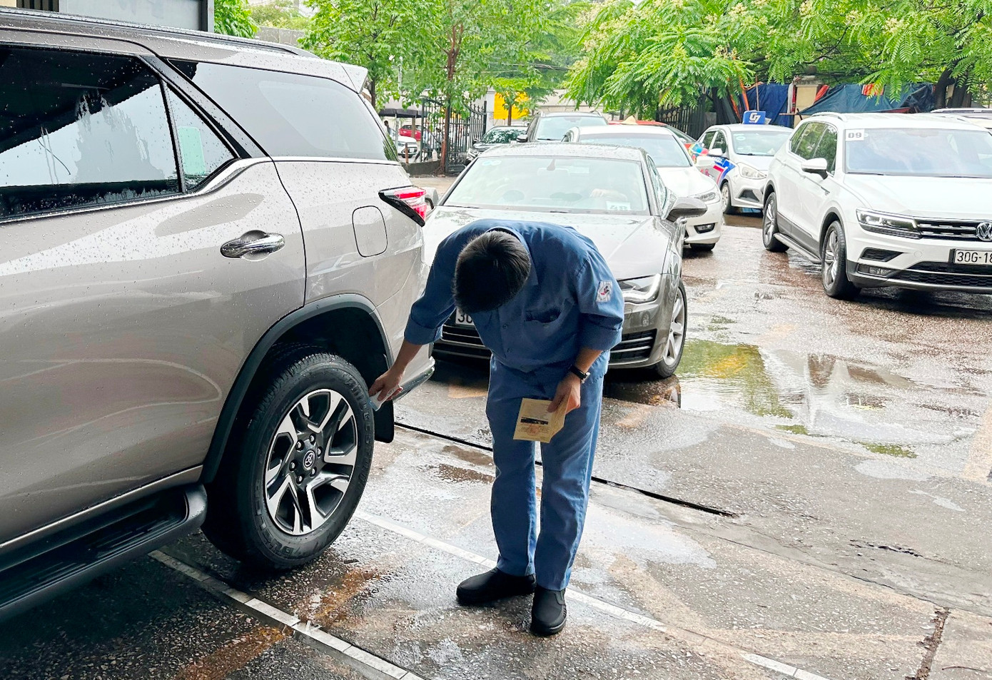 Tính đến 11h sáng 8/7, Trung tâm đã tiếp nhận 60 xe vào đăng kiểm, tất cả xe vào Trung tâm đầu tiên sẽ được nhân viên tiếp nhận, kiểm tra các hạng mục đầu tiên như thân vỏ, lốp bánh xe. Tính đến 11h sáng 8/7, Trung tâm đã tiếp nhận 60 xe vào đăng kiểm, tất cả xe vào Trung tâm đầu tiên sẽ được nhân viên tiếp nhận, kiểm tra các hạng mục đầu tiên như thân vỏ, lốp bánh xe.