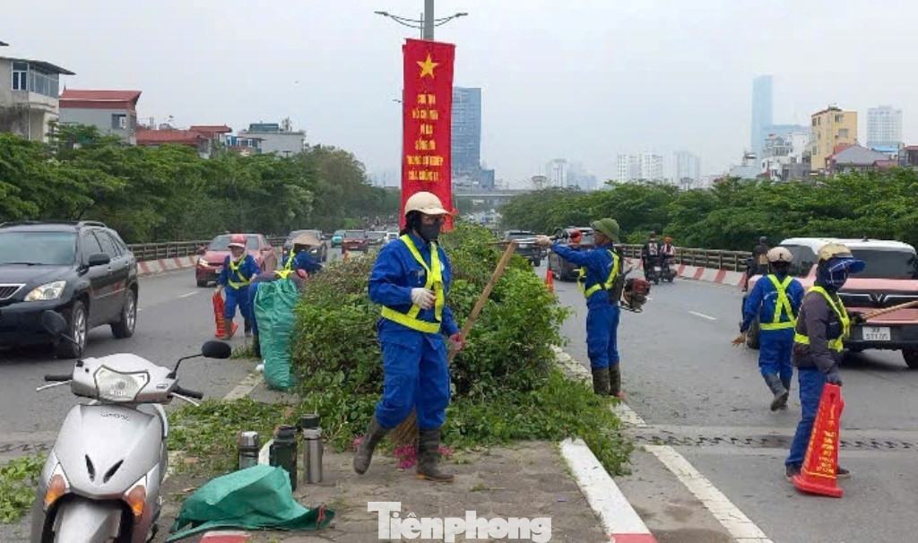 Cây xanh trên dải phân cách giữa đường Vành đai 2 được cắt tỉa cho gọn gàng Cây xanh trên dải phân cách giữa đường Vành đai 2 được cắt tỉa cho gọn gàng