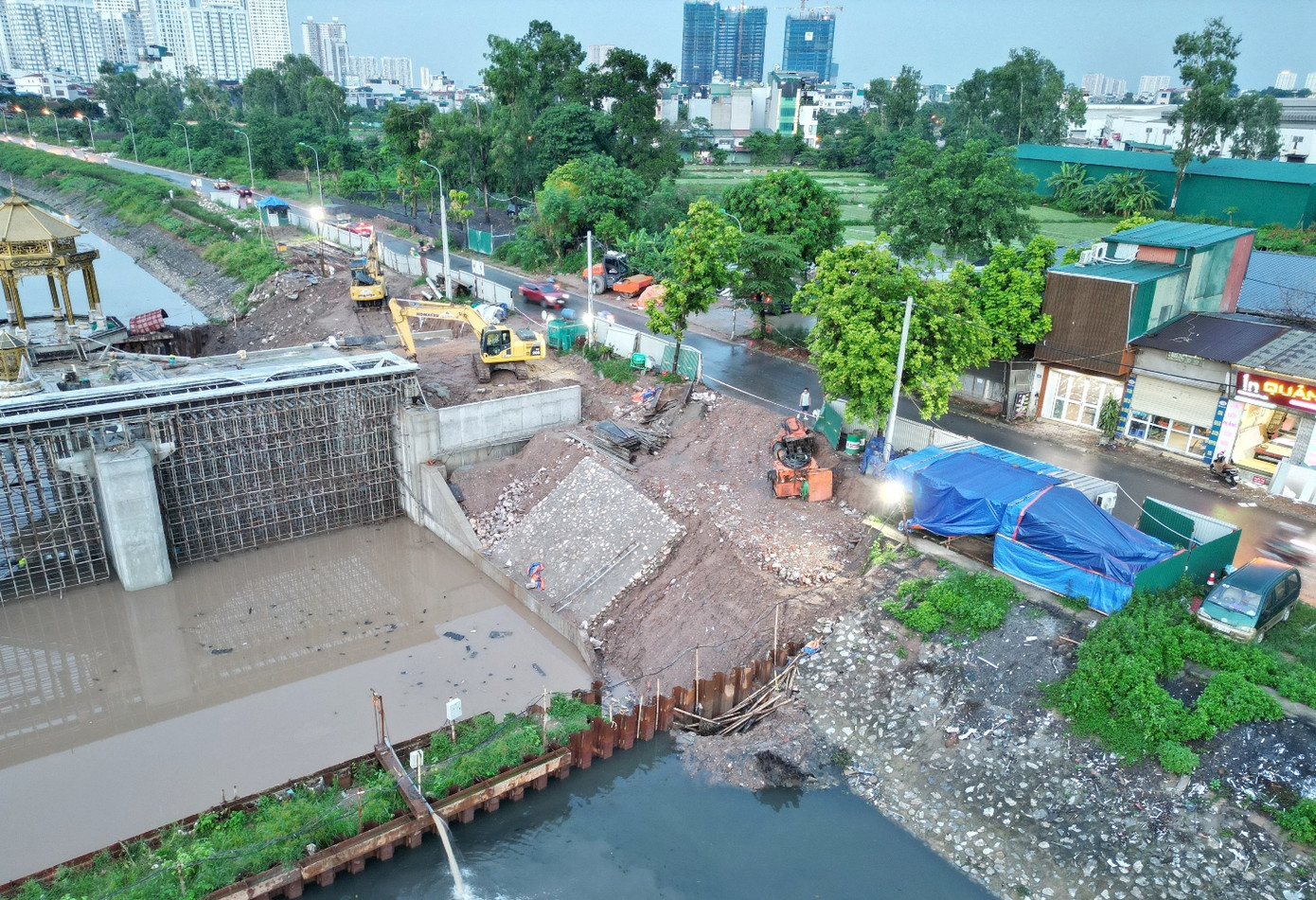 Sau khi xây xong 2 lớp tường chắn bờ đập và dựng đài quan sát, hiện các đơn vị thi công đang đổ bê tông tạo tường chắn, đổ mái chống sạt lở hai bên bờ sông.