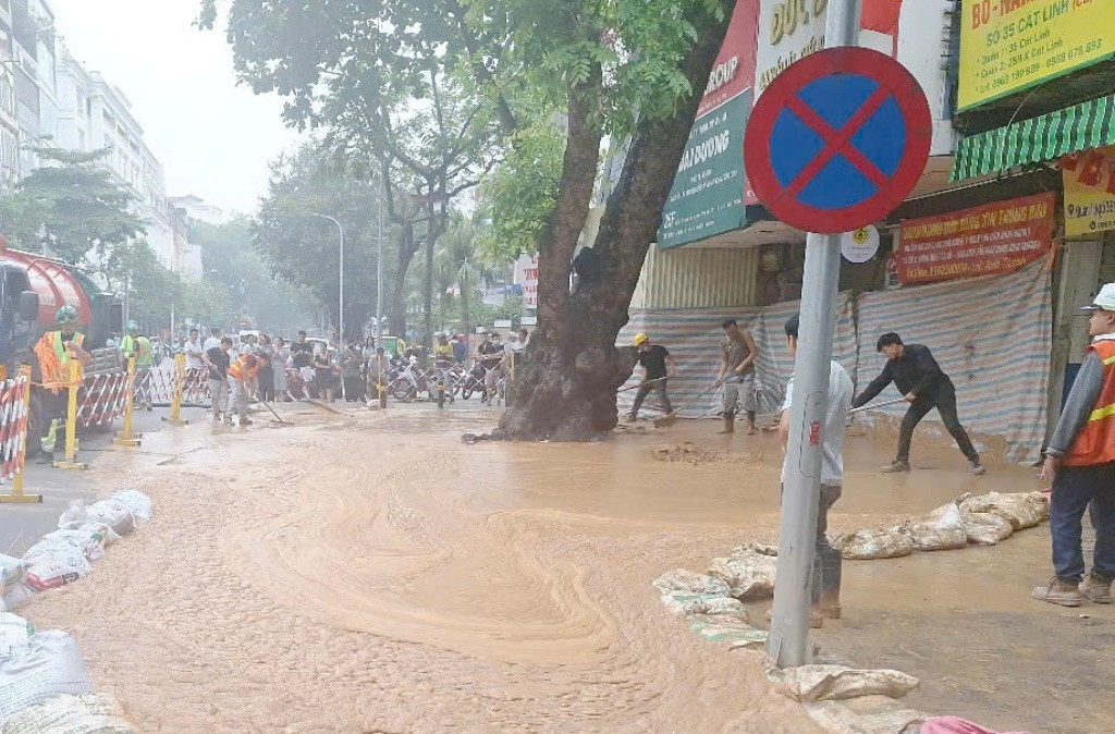 Trước đó, ngay sau khi nhận được thông tin về sự cố, các nhà thầu đã huy động bao cát để tạo bờ bao, ngăn bùn lỏng lan rộng thêm.