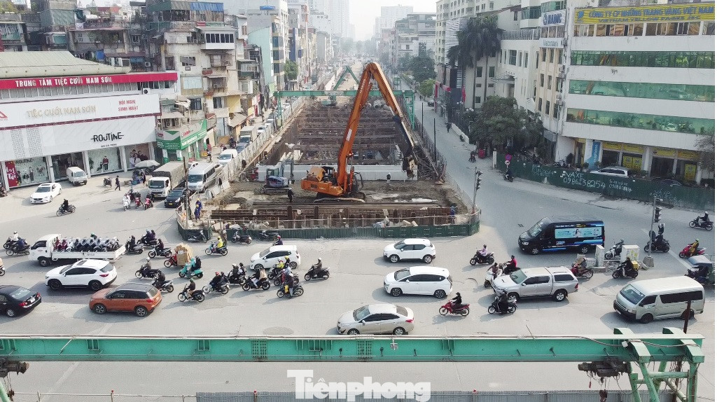 Lòng nút giao Giải Phóng - Kim Đồng tại khu vực phố Kim Đồng đang bị quây rào để thi công đường hầm kín, hầm hở và đường dẫn lên xuống