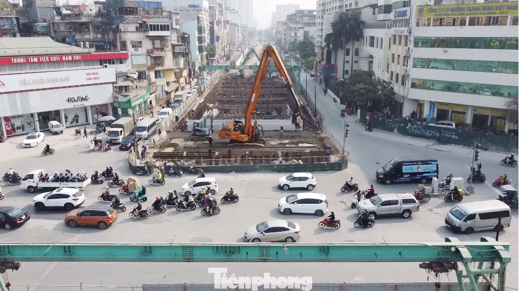 Lòng nút giao Giải Phóng - Kim Đồng tại khu vực phố Kim Đồng đang bị quây rào để thi công đường hầm kín, hầm hở và đường dẫn lên xuống Lòng nút giao Giải Phóng - Kim Đồng tại khu vực phố Kim Đồng đang bị quây rào để thi công đường hầm kín, hầm hở và đường dẫn lên xuống