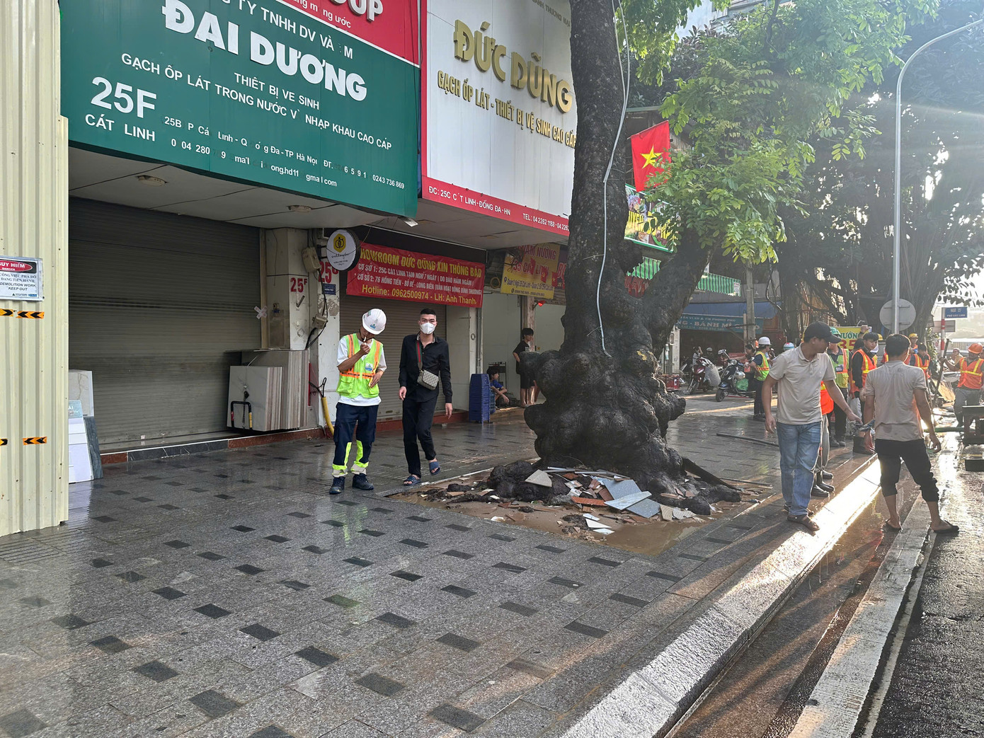 Số nhà 25F - khu vực bùn phun chiều qua, chiều 28/5 đã được phun rửa nước.