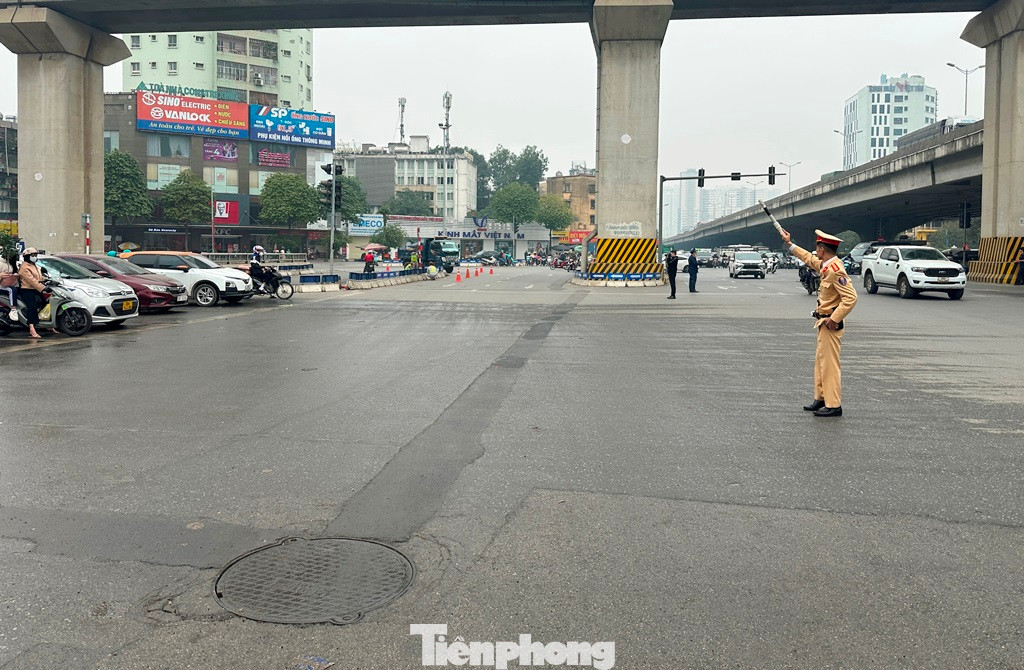 Ngày Chủ nhật nhưng lực lượng CSGT, Thanh tra giao thông được huy động với lực lượng tối đa để điều tiết giao thông.
