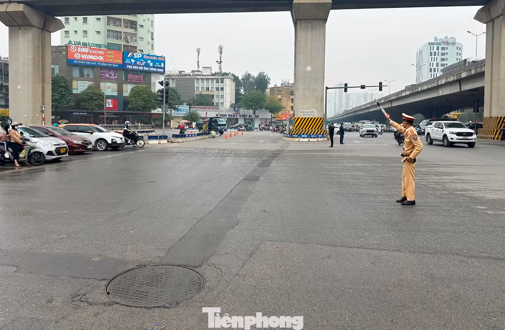 Ngày Chủ nhật nhưng lực lượng CSGT, Thanh tra giao thông được huy động với lực lượng tối đa để điều tiết giao thông.