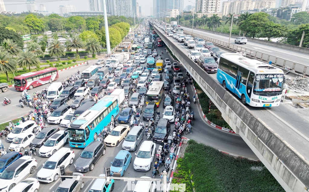 Ùn tắc ở đường trên cao cũng kéo theo ùn tắc ở các tuyến đường đô thị chạy song song bên dưới với đường Vành đai 3 trên cao như Phạm Hùng, Khuất Duy Tiến. Ùn tắc ở đường trên cao cũng kéo theo ùn tắc ở các tuyến đường đô thị chạy song song bên dưới với đường Vành đai 3 trên cao như Phạm Hùng, Khuất Duy Tiến.