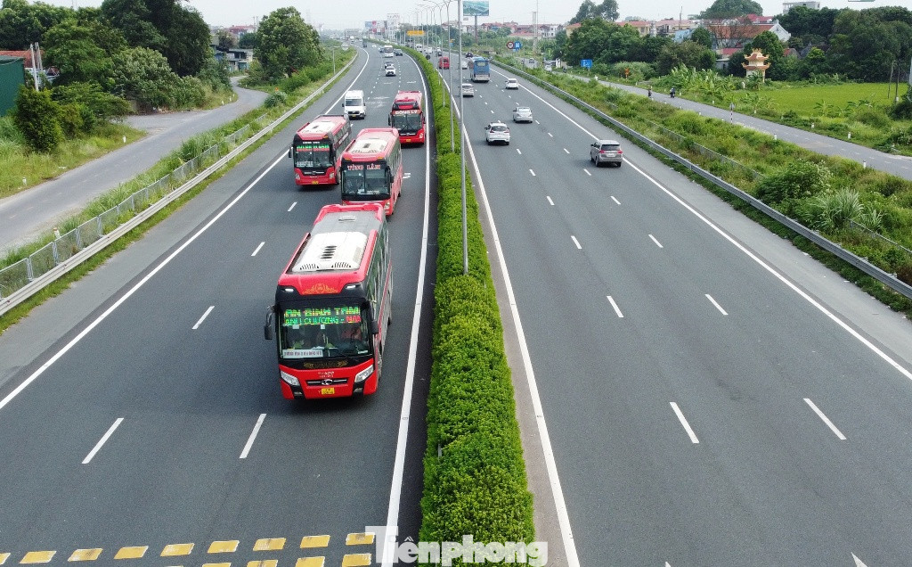 Mức phí trên cao tốc theo quy định hiện nay đang thu với mức thấp nhất là 900 đồng, cao nhất 5.300/km/lượt xe ô tô. Mức phí trên cao tốc theo quy định hiện nay đang thu với mức thấp nhất là 900 đồng, cao nhất 5.300/km/lượt xe ô tô.