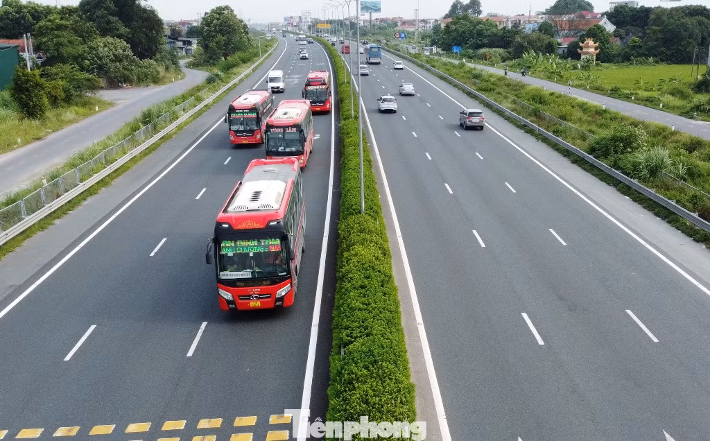 Mức phí trên cao tốc theo quy định hiện nay đang thu với mức thấp nhất là 900 đồng, cao nhất 5.300/km/lượt xe ô tô.