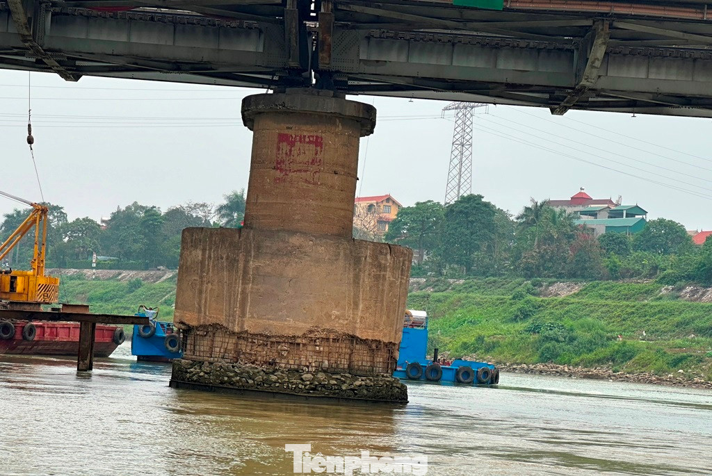 Trụ cầu chính vượt sông phần bê tông vỏ móng gần như đã bị bào mòn, chỉ còn trơ lại bản lưới thép.
