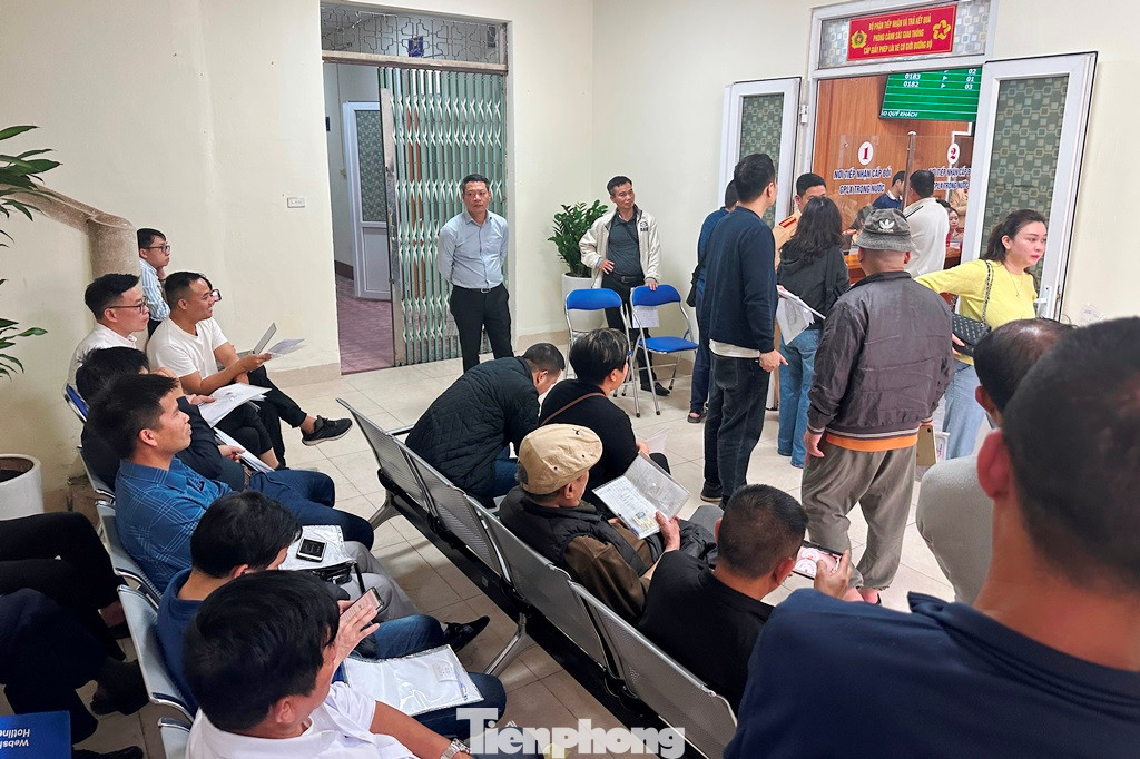 Người dân ngồi xếp hàng chờ đợi được làm thủ tục cấp đổi GPLX tại cơ quan CSGT những ngày qua. Người dân ngồi xếp hàng chờ đợi được làm thủ tục cấp đổi GPLX tại cơ quan CSGT những ngày qua.